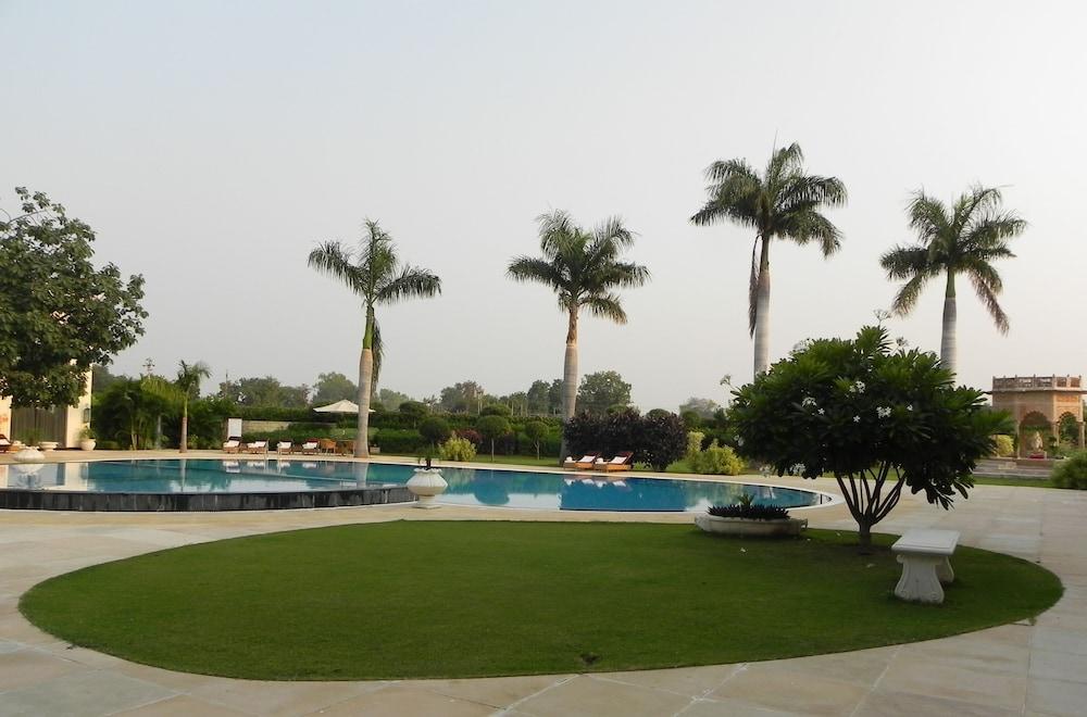 The Lalit Temple View Hotel Khajuraho Exterior photo