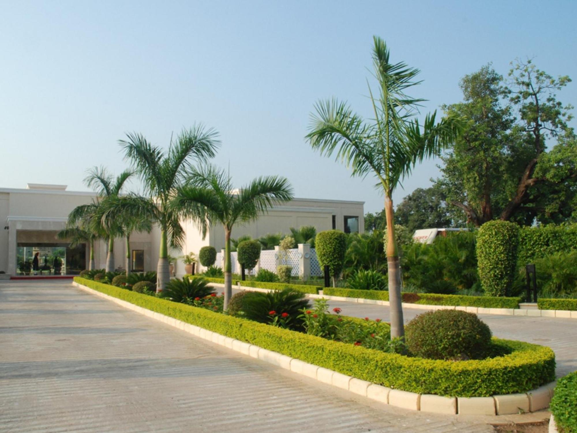 The Lalit Temple View Hotel Khajuraho Exterior photo